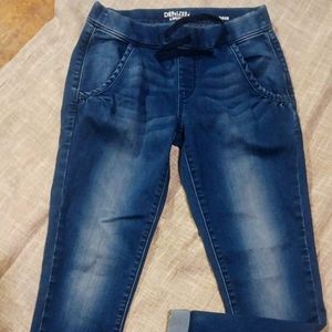 Women's Size Small Denizen From Levi's Distressed Capri Pants/Jeans